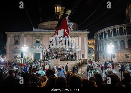 Valencia, Espagne. 17 mars 2024. Une image de la vierge comme les gens placent leurs offrandes pendant le festival Fallas de Valence. Chaque année, les falleros complètent un manteau floral pour la Virgen de los Desamparados lors de l'offrande des Fallas. Environ 1 million de touristes sont venus à Valence pour profiter des festivals Fallas, dans la ville. (Photo de Cristobal Basaure Araya/SOPA images/Sipa USA) crédit : Sipa USA/Alamy Live News Banque D'Images