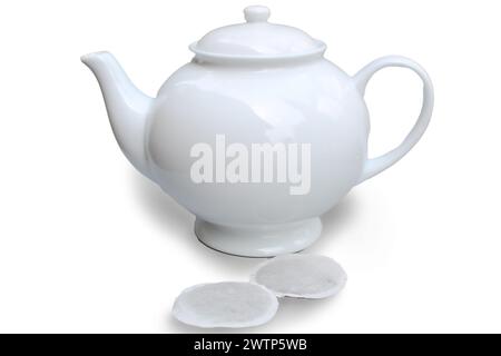 Théière et sachets de thé isolés sur fond blanc. Banque D'Images