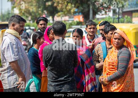 Gautam Buddh Nagar, Inde. 18 mars 2024. On voit des hommes et des femmes en attente de salaire journalier au chowk de la main-d'œuvre. Labour Chowk est un endroit où les ouvriers à salaire journalier et les travailleurs qualifiés (comme Maison, peintre et plombier) attendent avec leurs outils que les gens viennent les embaucher pour travailler. Crédit : SOPA images Limited/Alamy Live News Banque D'Images