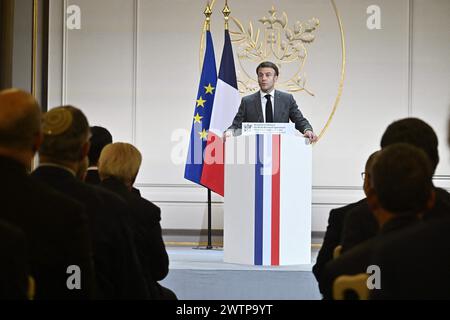 Paris, France. 18 mars 2024. Le Président Emmanuel Macron prononce son discours lors d’une cérémonie pour célébrer le 80e anniversaire du Conseil, au Palais de l’Élysée à Paris, en France, le 18 mars 2024. Le nombre d'actes antisémites enregistrés en France a quadruplé l'année dernière, à 1 676 contre 436 en 2022, selon le dernier rapport du Crif, qui déplorait une "explosion" après le 7 octobre, date des attaques sans précédent contre le Hamas contre Israël qui ont conduit au déclenchement de la guerre à Gaza. Photo par Eric Tschaen/Pool/ABACAPRESS.COM crédit : Abaca Press/Alamy Live News Banque D'Images