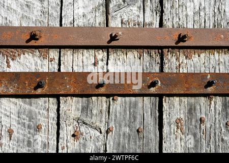 Métal et fond de vieilles planches de bois gris clair Banque D'Images