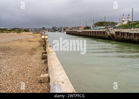 Littlehampton, West Sussex, Angleterre, Royaume-Uni - 4 octobre 2022 : la rivière Arun et l'entrée du port Banque D'Images