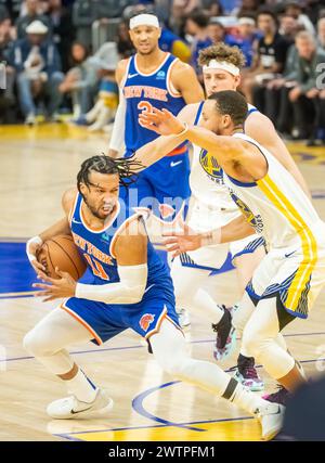 San Francisco, États-Unis. 18 mars 2024. Jalen Brunson (1st l) des Knicks de New York fait une percée lors du match de saison régulière NBA 2023-2024 entre les Golden State Warriors et les Knicks de New York à San Francisco, aux États-Unis, le 18 mars 2024. Crédit : Dong Xudong/Xinhua/Alamy Live News Banque D'Images