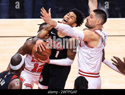 Chicago, États-Unis. 18 mars 2024. Anfernee Simons (C), la garde des Trail Blazers de Portland, se rend au panier lors du match de saison régulière entre les Trail Blazers de Portland et les Bulls de Chicago au United Center de Chicago, aux États-Unis, le 18 mars 2024. Crédit : Joel Lerner/Xinhua/Alamy Live News Banque D'Images