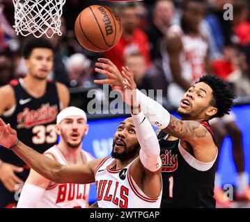 Chicago, États-Unis. 18 mars 2024. Le garde des Chicago Bulls Jevon carter (C) et le garde des Portland Trail Blazers Anfernee Simons (R) se battent pour le rebond lors du match de saison régulière de la NBA entre les Portland Trail Blazers et les Chicago Bulls au United Center à Chicago, aux États-Unis, le 18 mars 2024. Crédit : Joel Lerner/Xinhua/Alamy Live News Banque D'Images