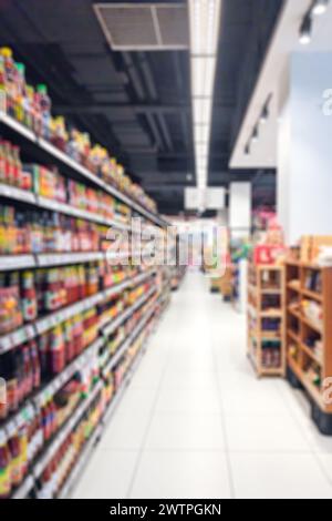 Allée de supermarché, étagères avec des produits. Flou ou flou pour l'arrière-plan. Banque D'Images