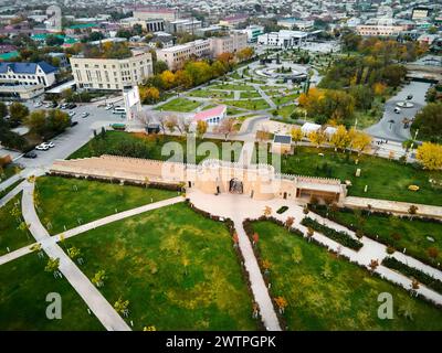 Vue aérienne drone de la caravane sarai vieille culture et ancienne porte de forteresse dans le centre de la ville Turkestan au coucher du soleil dans le sud du Kazakhstan Banque D'Images