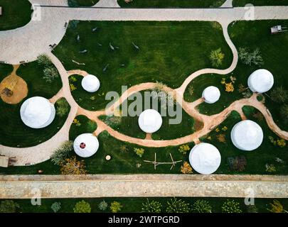 Drone aérien vue de dessus en bas du dôme blanc du camp de yuort au centre culturel de la vieille ville Turkestan dans le sud du Kazakhstan Banque D'Images