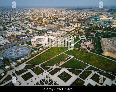 Vue aérienne drone de la caravane sarai vieux centre culturel de la ville Turkestan au coucher du soleil dans le sud du Kazakhstan Banque D'Images