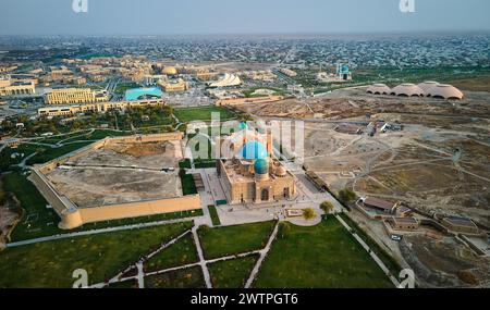 Vue aérienne drone du Mausolée de Khoja Ahmed Yasavi dans la ville de Turkestan bâtiment antique au coucher du soleil dans le sud du Kazakhstan Banque D'Images