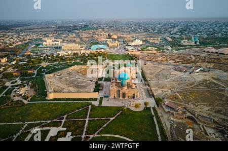 Vue aérienne drone du Mausolée de Khoja Ahmed Yasavi dans la ville de Turkestan bâtiment antique au coucher du soleil dans le sud du Kazakhstan Banque D'Images