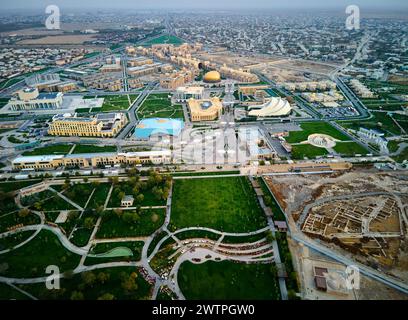 Vue aérienne de drone de la caravane sarai vieille ville culturelle dans le bâtiment ancien Turkestan au coucher du soleil dans le sud du Kazakhstan Banque D'Images