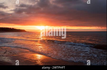 Lever du soleil depuis la plage d'Exmouth au sud du Devon à l'ouest de l'Angleterre au Royaume-Uni Banque D'Images