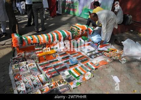 New Delhi, Delhi, INDE. 19 mars 2024. Réunion du Comité de travail du Congrès. Publicité électorale vente métrériale par les vendeurs hors bureau du parti pendant le Congrès président Malika Arjun Kharge avec les anciens présidents du parti Sonia Gandhi, Rahul gandhi et . Crédit : ZUMA Press, Inc/Alamy Live News Banque D'Images