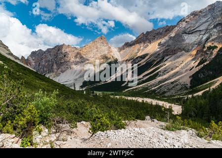 Petit lac Lago Piciadel avec des sommets au-dessus dans les Dolomites - vue depuis Alta via un sentier de randonnée entre Fanes et Pederu cabane Banque D'Images