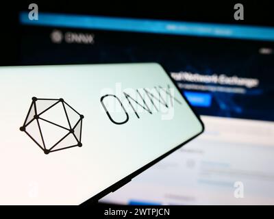 Téléphone portable avec le logo de l'écosystème ai Open Neural Network Exchange (ONNX) devant le site Web. Focus à gauche de l'écran du téléphone. Banque D'Images