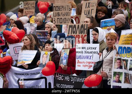 Groupe de femmes ukrainiennes demandent la libération des civils capturés et des militaires des forces armées ukrainiennes qui restent dans les prisons russes comme prisonniers de guerre. Kiev - 16 mars 2024 Banque D'Images