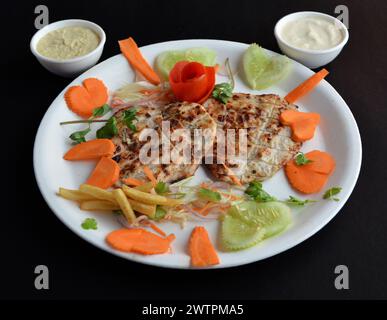 Le poulet arabe est un plat savoureux et aromatique profondément enraciné dans le patrimoine culinaire du moyen-Orient et garni de citron carotte et de mayonnaise Banque D'Images