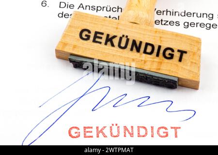 Un timbre en bois repose sur un document. Inscription allemande : annulée Banque D'Images