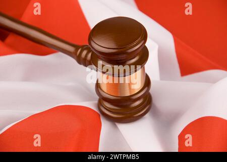 Un marteau de cour et un drapeau suisse, jugement Banque D'Images