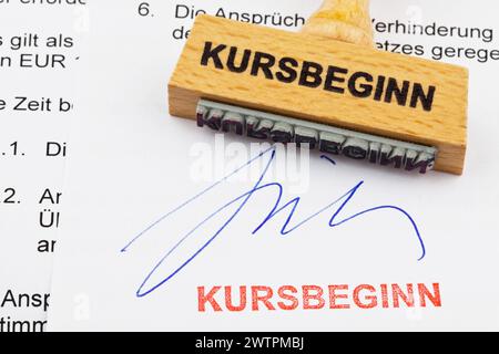 Un timbre en bois sur un document. Inscription allemande : Kursbeginn Banque D'Images