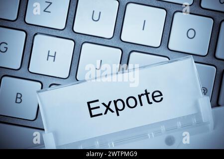 Le dossier d'un dossier suspendu devant un clavier d'ordinateur sur le sujet des exportations Banque D'Images