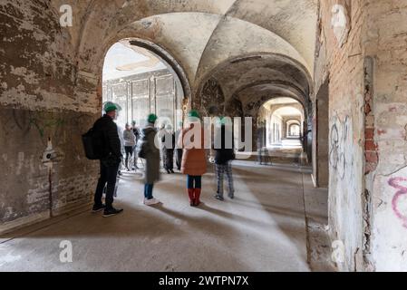 Groupe de visiteurs dans l'Alpenhaus, Beelitz-Heilstaetten, ancien sanatorium pulmonaire, hôpital militaire de l'armée soviétique de 1945 à 1994, aujourd'hui a Banque D'Images