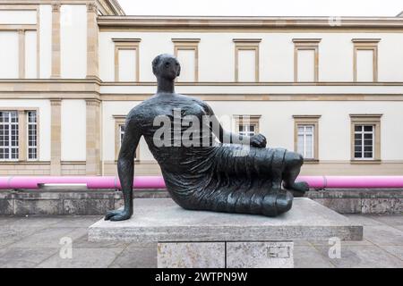 New State Gallery Stuttgart, architecte James Stirling, sculpture la figure couchée par Henry Moore. Stuttgart, Bade-Württemberg, Allemagne, Europe Banque D'Images