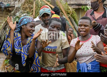 Femme pygmée du peuple BaAka dansant et chantant, Libongo, région est, Cameroun Banque D'Images