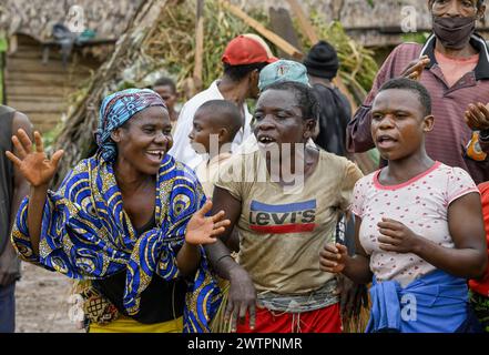 Femme pygmée du peuple BaAka dansant et chantant, Libongo, région est, Cameroun Banque D'Images