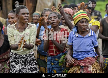 Femme pygmée du peuple BaAka dansant et chantant, Libongo, région est, Cameroun Banque D'Images