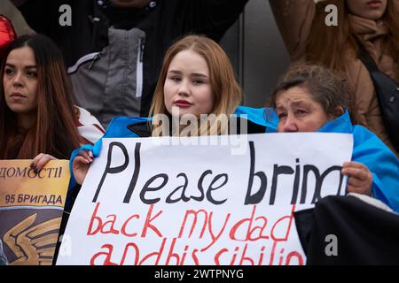 Des femmes ukrainiennes posant avec une bannière "S'il vous plaît ramener mon père" lors d'un rassemblement pour la libération des militaires capturés des forces armées ukrainiennes des prisons russes. Kiev - 16 mars 2024 Banque D'Images