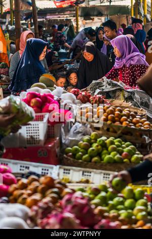 Marché alimentaire authentique traditionnel, vendeur, femme, fruit, légume, frais, nourriture, nutrition, vente, commerce, bazar, authentique, vecteur de maladie, loi alimentaire Banque D'Images