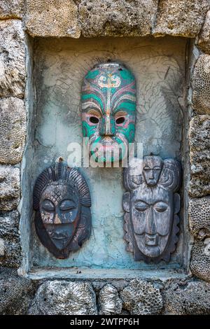 Masques en bois balinais, visage, sculpture, idole, icône, grimace, design, culture, sculpture, peint, intérieur, souvenir, effigie, sculpture, hindou Banque D'Images