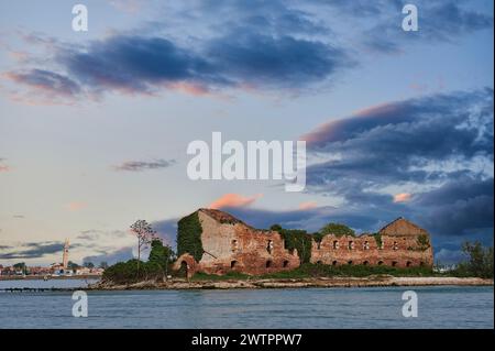 Bâtiment abandonné sur l'île de Madonna del Monte dans la lagune vénitienne avec un ciel dramatique, Italie, Europe Banque D'Images