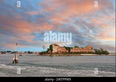 Bâtiment abandonné sur l'île de Madonna del Monte dans la lagune vénitienne avec un ciel dramatique, Italie, Europe Banque D'Images