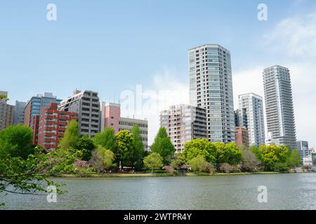 Parc Ueno Shinobazu étang et gratte-ciel au printemps à Tokyo, Japon Banque D'Images