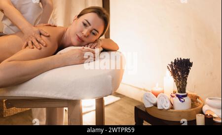 Massage pour femme. Jolie femme obtenant un massage relaxant sur le traitement spa Banque D'Images