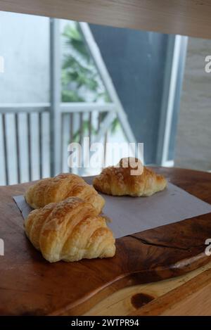 Sélectif concentré de croissants fraîchement cuits sur une table en bois. Alimentation saine et concept de nourriture sucrée. Délicieux petit déjeuner français. Banque D'Images