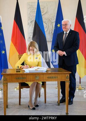 Berlin, Allemagne. 19 mars 2024. Kaja Kallas (à gauche), premier ministre estonien, signe le livre d'or avant sa rencontre avec le président fédéral Frank-Walter Steinmeier au Schloss Bellevue. Crédit : Bernd von Jutrczenka/dpa/Alamy Live News Banque D'Images