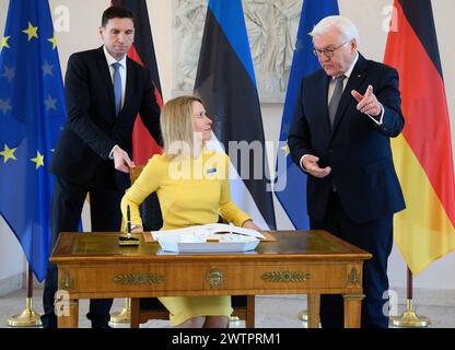 Berlin, Allemagne. 19 mars 2024. Kaja Kallas (M), première ministre estonienne, signe le livre d'or avant sa rencontre avec le président fédéral Frank-Walter Steinmeier (R) au Schloss Bellevue. Crédit : Bernd von Jutrczenka/dpa/Alamy Live News Banque D'Images