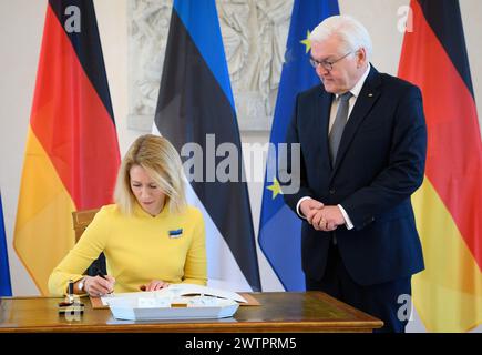 Berlin, Allemagne. 19 mars 2024. Kaja Kallas (à gauche), premier ministre estonien, signe le livre d'or avant sa rencontre avec le président fédéral Frank-Walter Steinmeier au Schloss Bellevue. Crédit : Bernd von Jutrczenka/dpa/Alamy Live News Banque D'Images