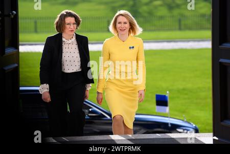 Berlin, Allemagne. 19 mars 2024. Dörte Dinger (g), chef de cabinet du président fédéral, reçoit Kaja Kallas, premier ministre estonien, pour une rencontre avec le président fédéral Steinmeier devant le palais de Bellevue. Crédit : Bernd von Jutrczenka/dpa/Alamy Live News Banque D'Images