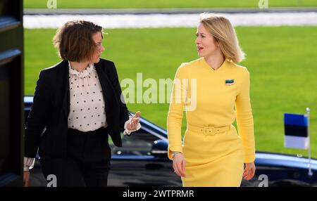 Berlin, Allemagne. 19 mars 2024. Dörte Dinger (g), chef de cabinet du président fédéral, reçoit Kaja Kallas, premier ministre estonien, pour une rencontre avec le président fédéral Steinmeier devant le palais de Bellevue. Crédit : Bernd von Jutrczenka/dpa/Alamy Live News Banque D'Images