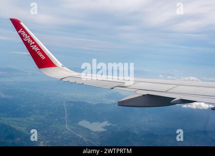 Nha Trang, Vietnam, 24 janvier 2024 : VietJet Wing Soaring : Aerial perspectives from plane Window Revealing VAST Sky and Earth's Panorama. perspective Banque D'Images