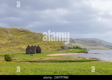 Les ruines historiques de Calda House se dressent solennellement près du Loch Assynt dans le Highland Council, en Écosse, au milieu de collines ondulantes et du paysage accidenté des Highlands Banque D'Images