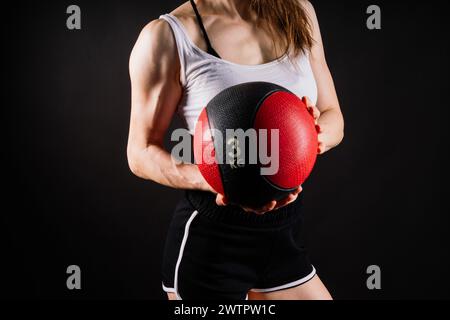 Femme forte fait de l'exercice avec des slams de balle Med. Force et motivation. Banque D'Images