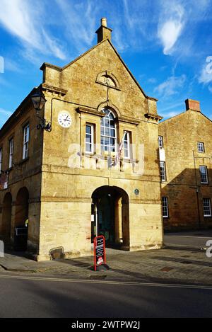 Vue de la maison de marché également connu comme hôtel de ville de Martock le long de la rue de l'église dans le centre du village, Martock, Somerset, Royaume-Uni, Europe. Banque D'Images