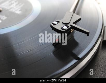 Tête de plaque tournante sur disque vinyle noir vue de dessus photo stock détaillée Banque D'Images