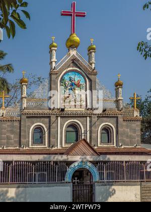 02 07 2022 travaux de secours en stuc Saint George sur cheval tuant un vecteur de dragon Syrin Eglise catholique près de la rivière Dahisar côté Dahisar West Mumbai Maharash Banque D'Images